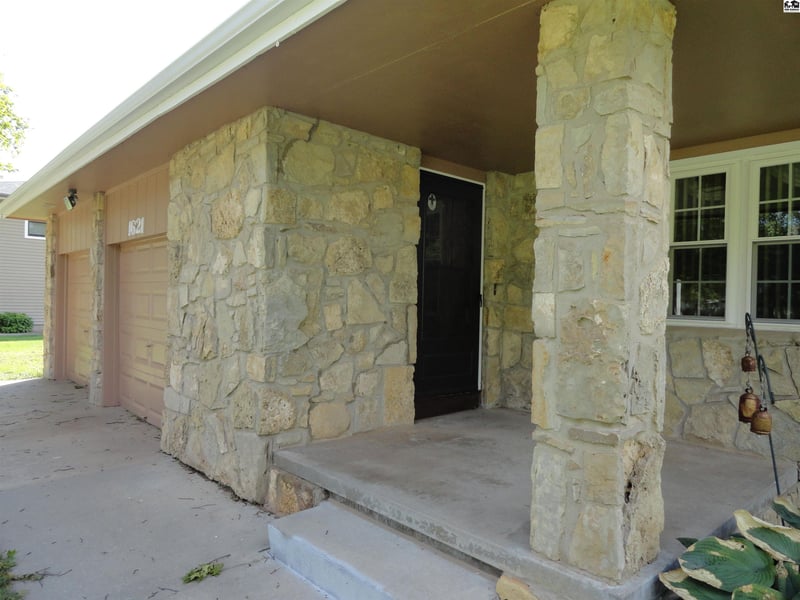 1621 Suncrest Dr, Mcpherson, KS 67460