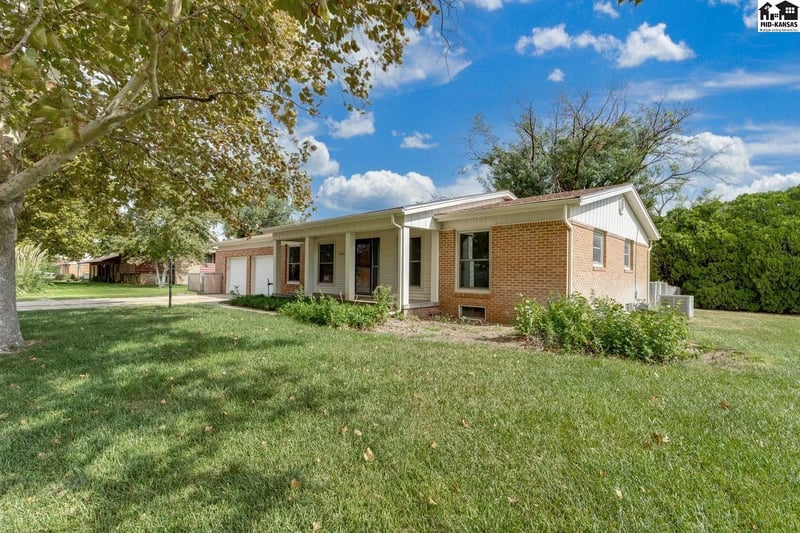 1404 Aurora Dr, Hutchinson, KS 67501
