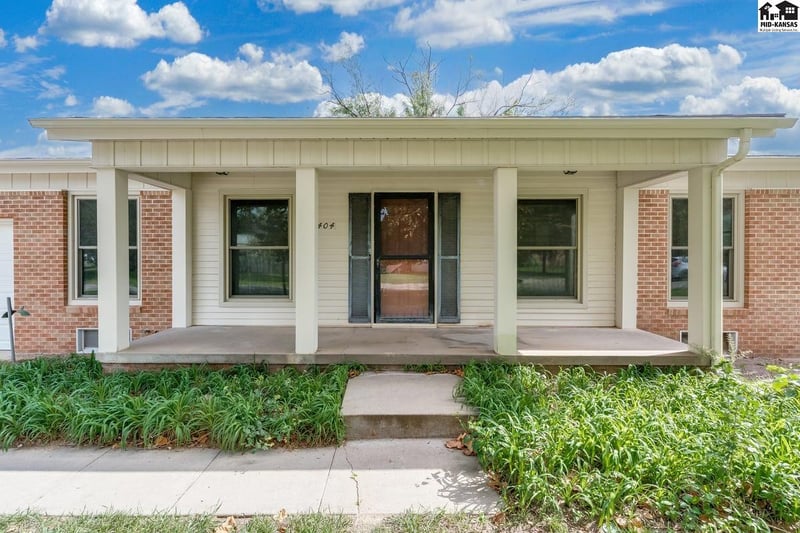 1404 Aurora Dr, Hutchinson, KS 67501
