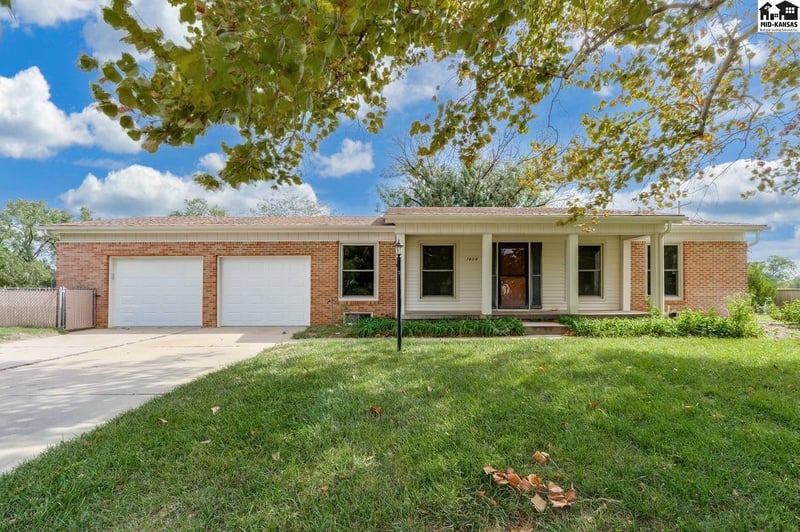1404 Aurora Dr, Hutchinson, KS 67501