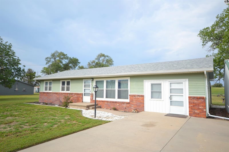 601 Westridge Dr, Hutchinson, KS 67501