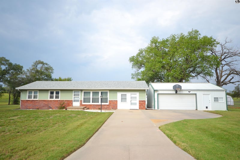 601 Westridge Dr, Hutchinson, KS 67501