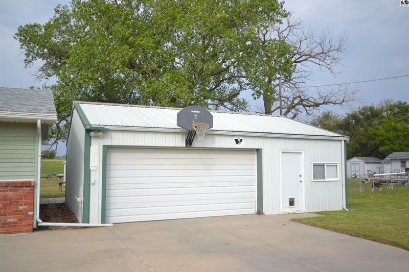 601 Westridge Dr, Hutchinson, KS 67501