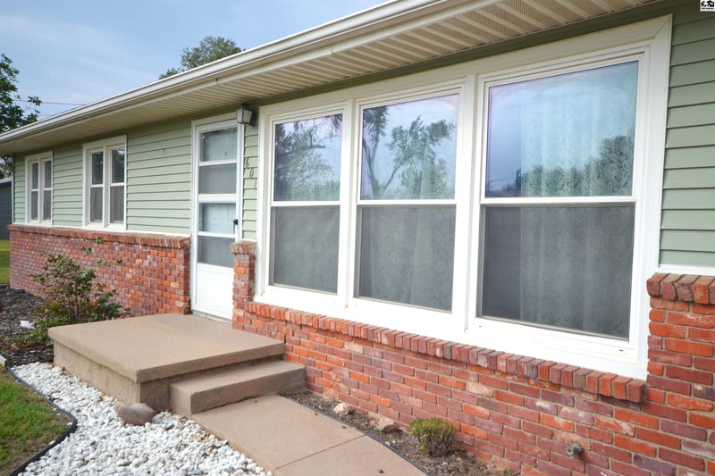 601 Westridge Dr, Hutchinson, KS 67501