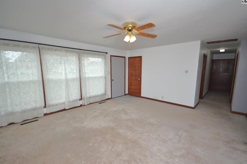 601 Westridge Dr, Hutchinson, KS 67501