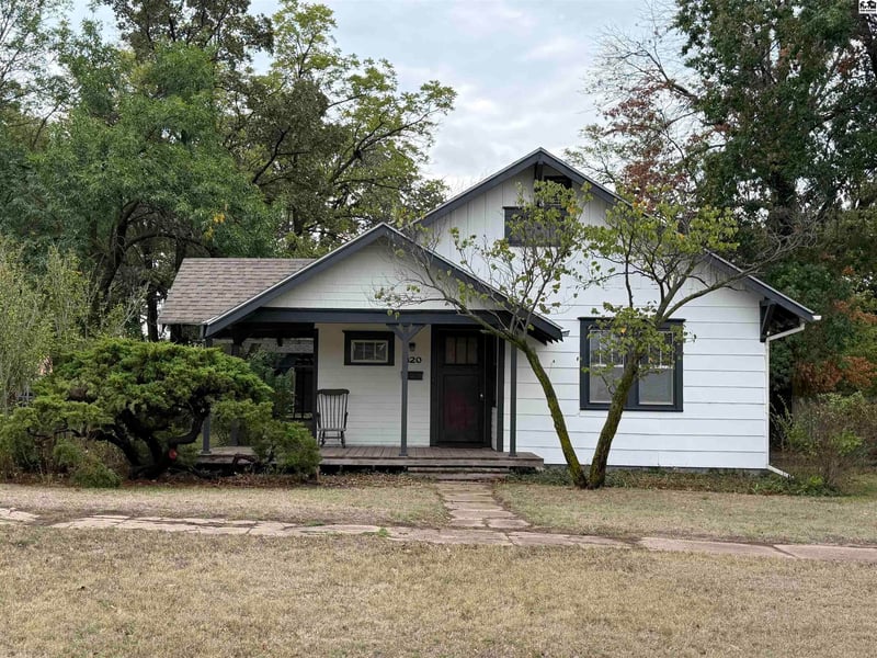 320 E Lyon, Lyons, KS 67554