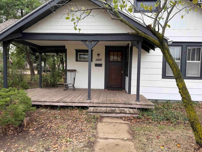 320 E Lyon, Lyons, KS 67554