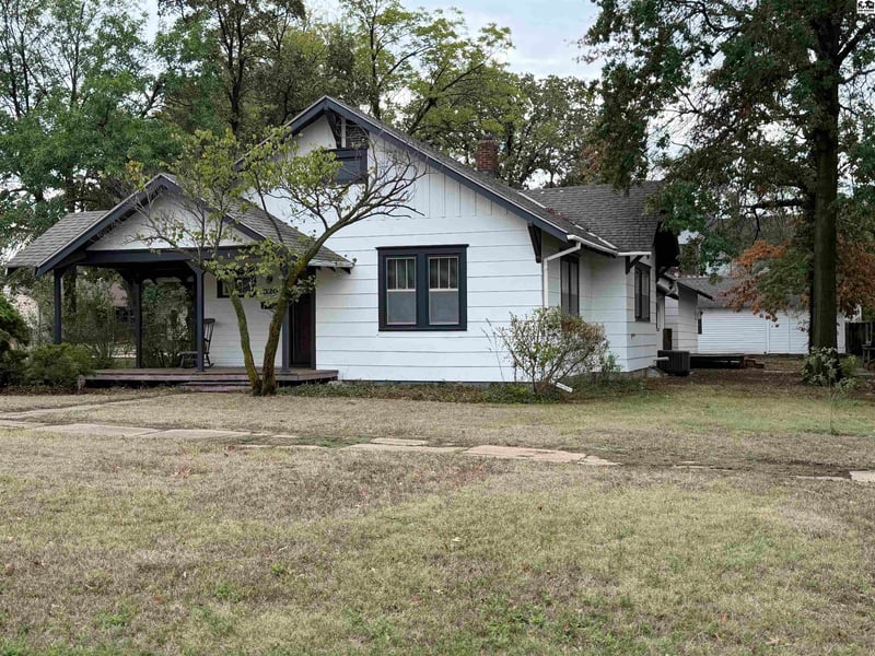 320 E Lyon, Lyons, KS 67554