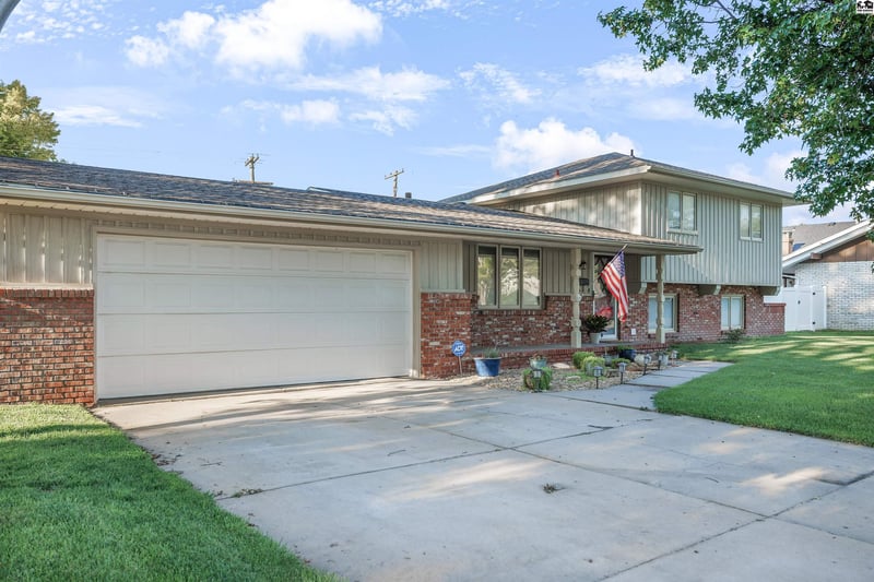 810 W 25th Ave, Hutchinson, KS 67502