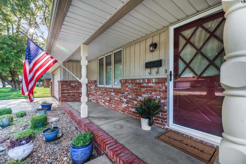 810 W 25th Ave, Hutchinson, KS 67502
