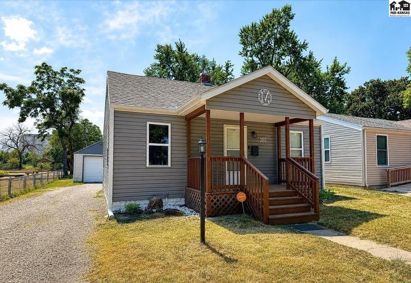 933 E 3rd Ave, Hutchinson, KS 67501