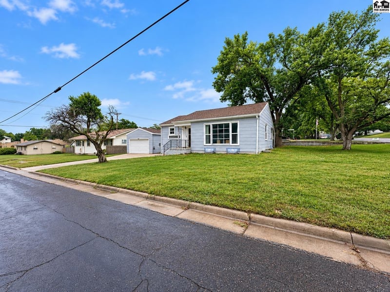 425 W 6th St, Pratt, KS 67124
