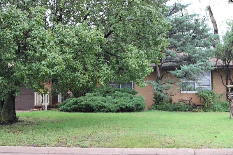 5 Faircrest Dr, Hutchinson, KS 67502