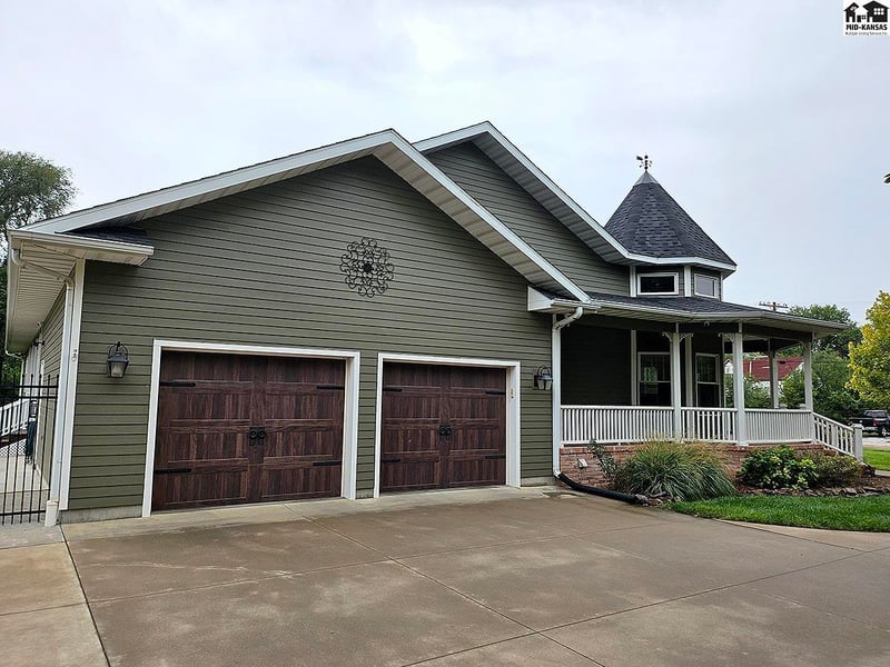 121 W Grove St, Canton, KS 67428