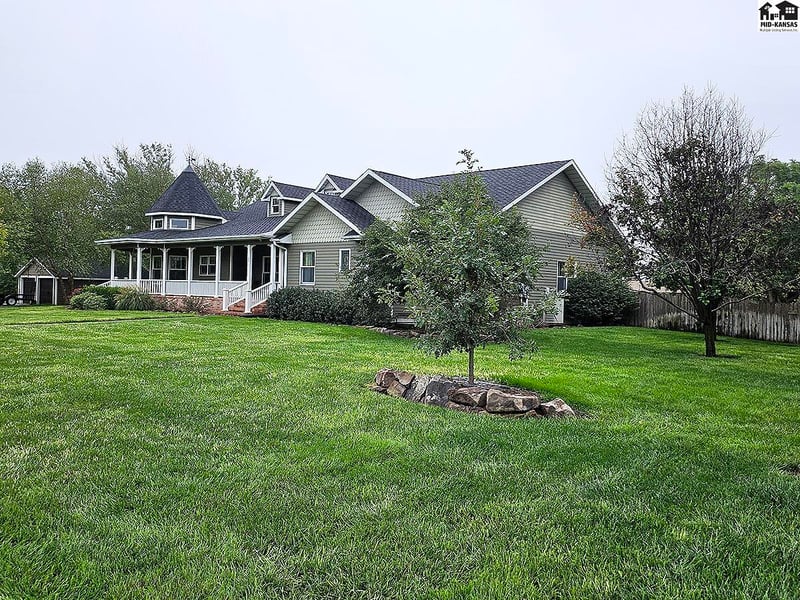 121 W Grove St, Canton, KS 67428