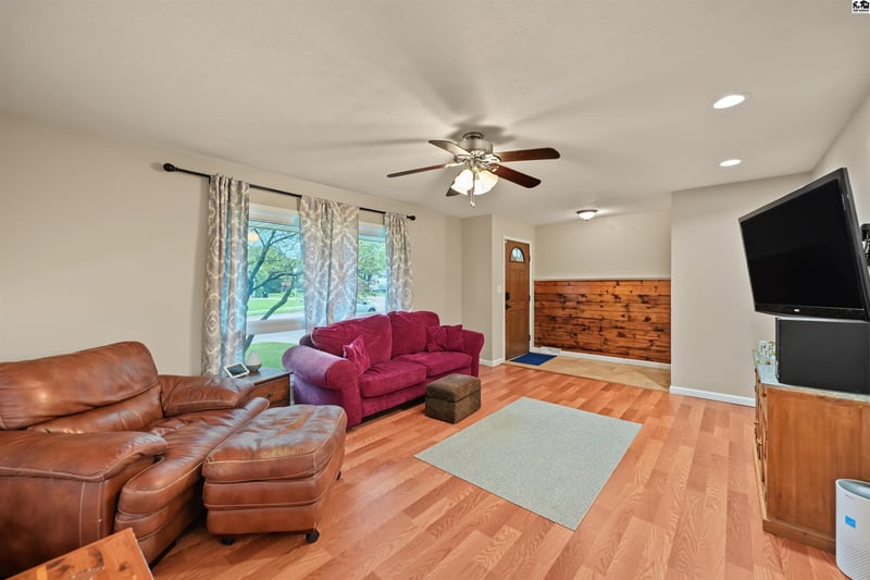 2213 Mayfair Dr, Salina, KS 67401