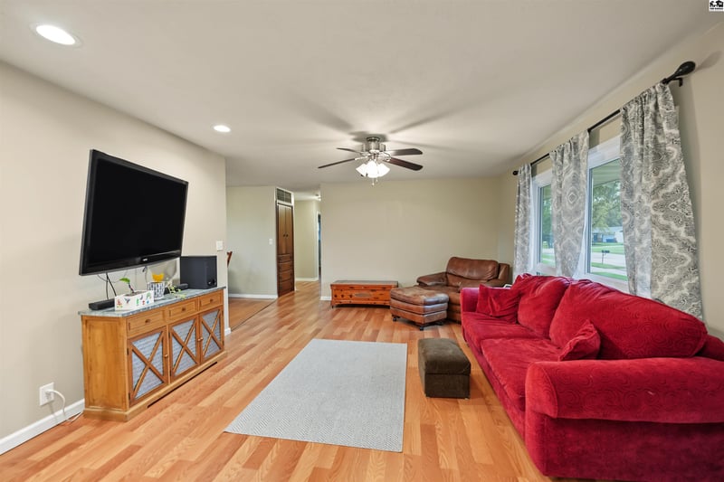 2213 Mayfair Dr, Salina, KS 67401