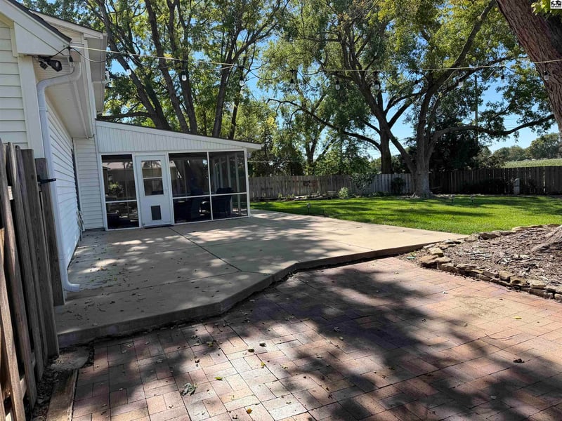 4201 Quivira Dr, Hutchinson, KS 67502