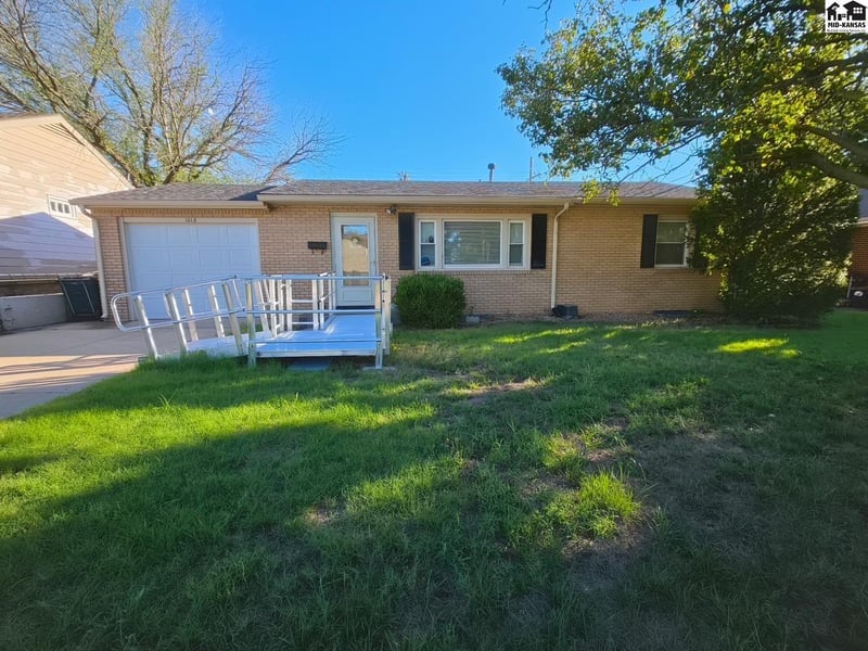 1013 Random Rd, Pratt, KS 67124