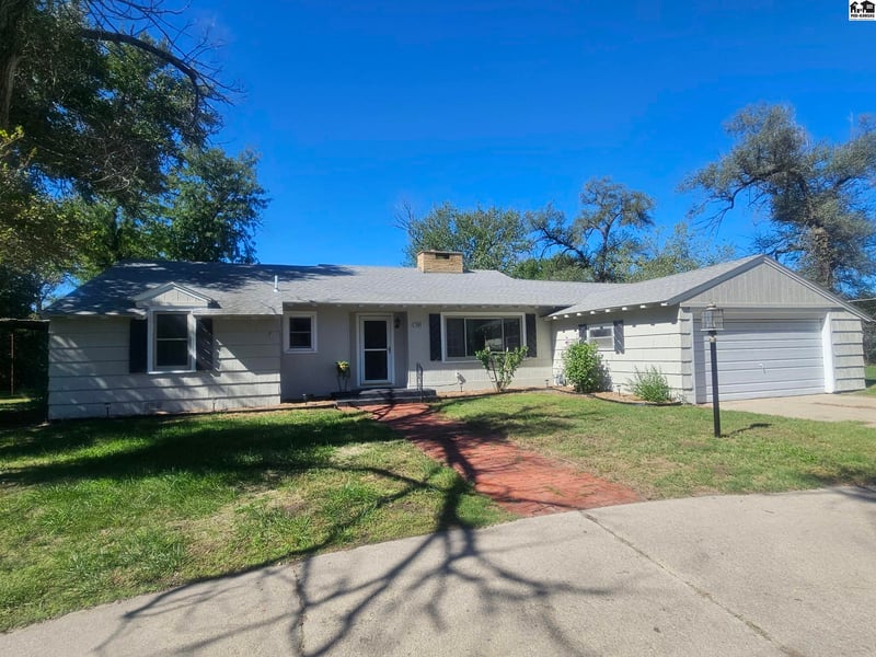2809 N King St, Hutchinson, KS 67502