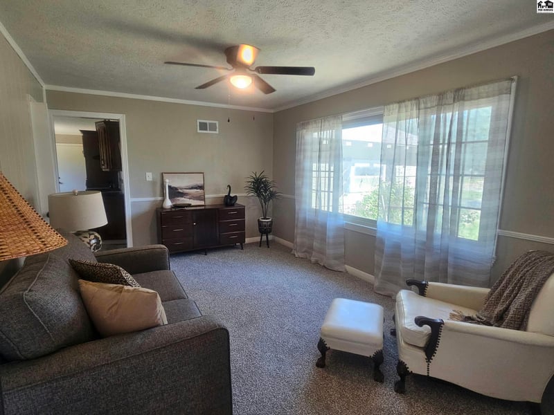 2809 N King St, Hutchinson, KS 67502