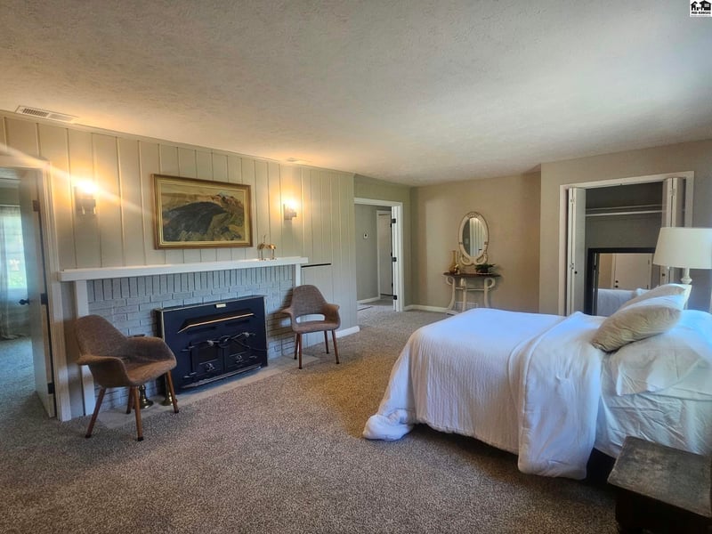 2809 N King St, Hutchinson, KS 67502