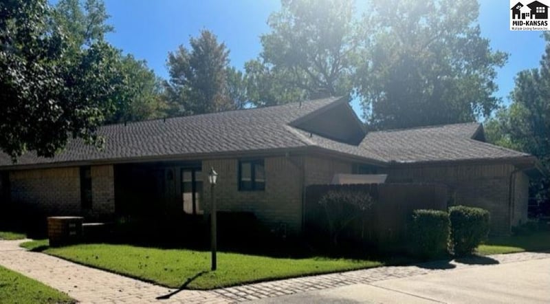 3006 Mission Dr, Hutchinson, KS 67502