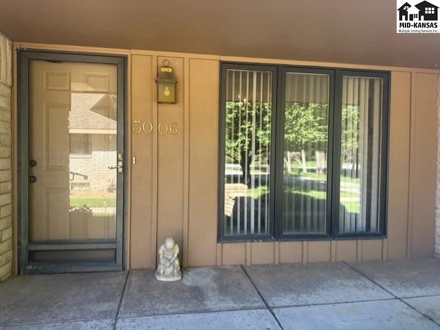3006 Mission Dr, Hutchinson, KS 67502