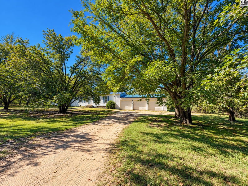 10307 E 4th Ave, Hutchinson, KS 67501