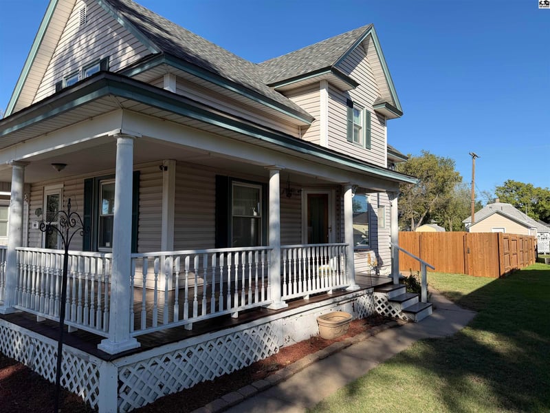 512 N Main St, Pratt, KS 67124