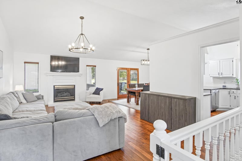 909 Turkey Creek Dr, Mcpherson, KS 67460