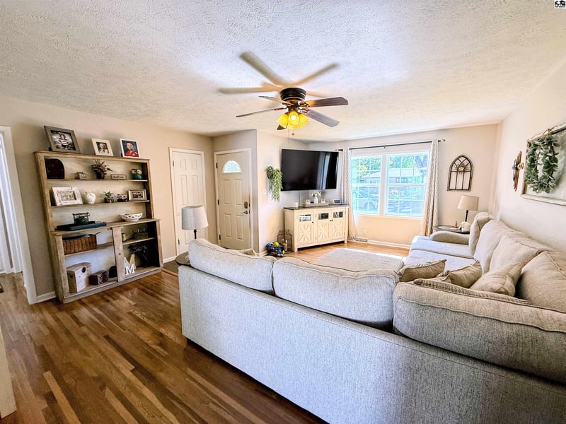 2 Wheatland Dr, Hutchinson, KS 67502