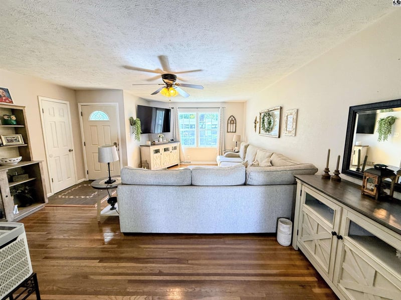 2 Wheatland Dr, Hutchinson, KS 67502