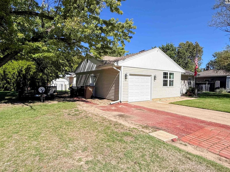 2 Wheatland Dr, Hutchinson, KS 67502