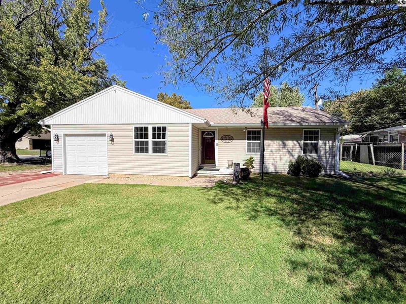 2 Wheatland Dr, Hutchinson, KS 67502