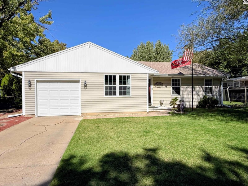 2 Wheatland Dr, Hutchinson, KS 67502