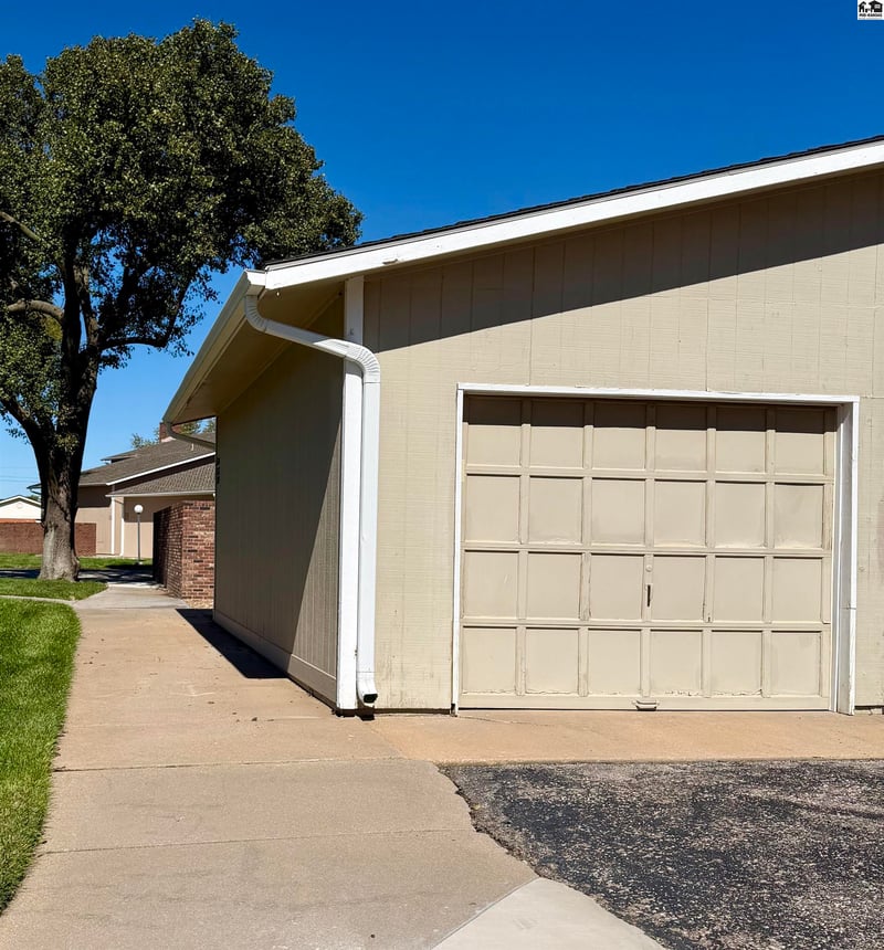 2224 Dover Dr, Hutchinson, KS 67502
