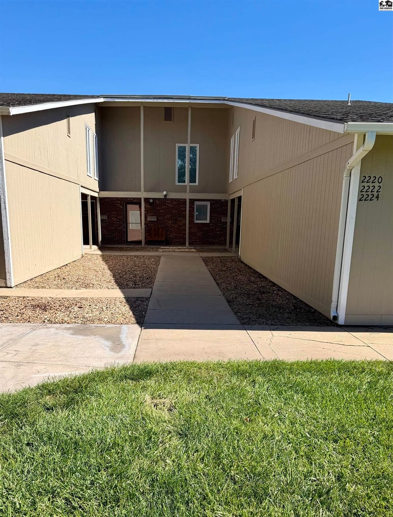 2224 Dover Dr, Hutchinson, KS 67502