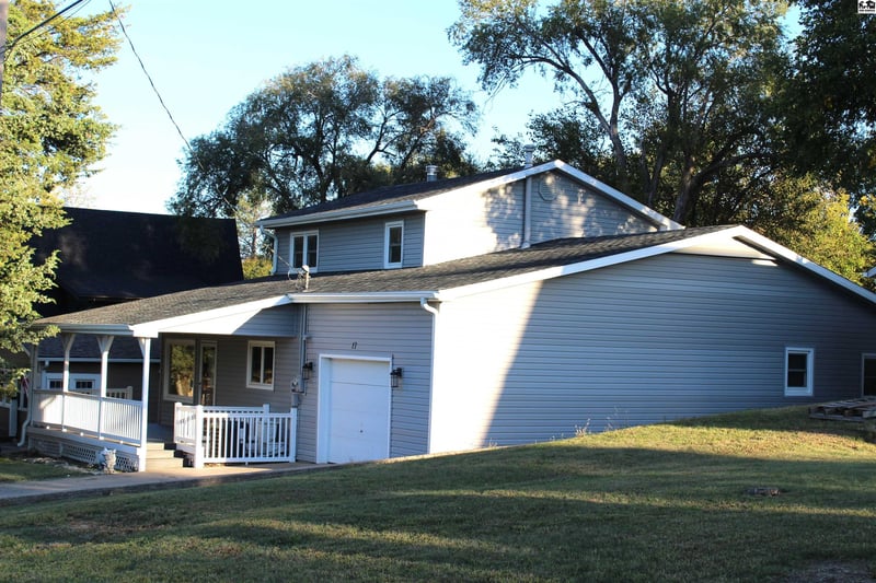 17 Rock Rd, Marion, KS 66861