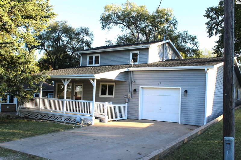17 Rock Rd, Marion, KS 66861