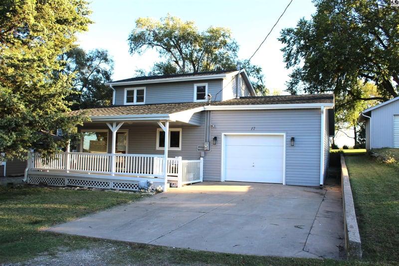 17 Rock Rd, Marion, KS 66861