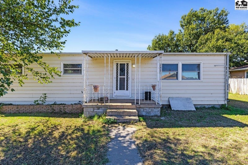 301 N Rhodes St, Pretty Prairie, KS 67570