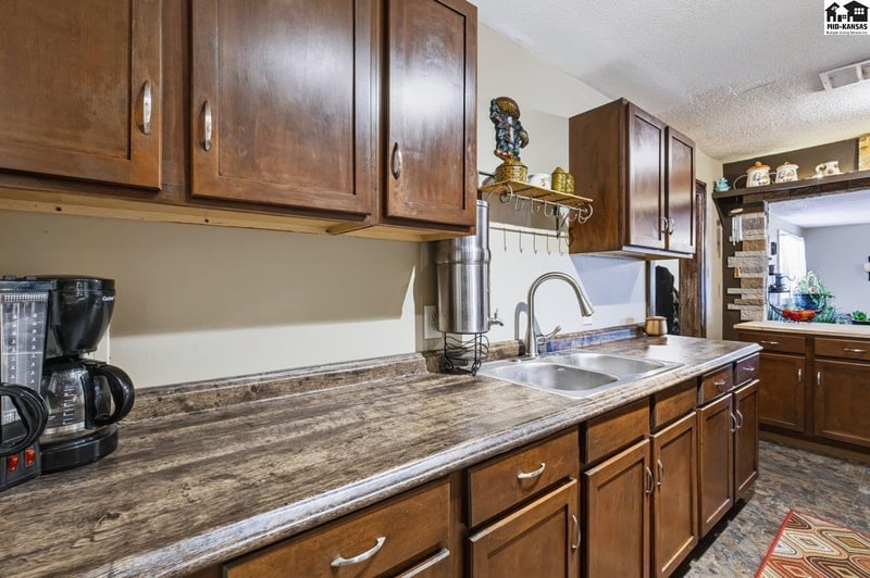 23618 S Dean Rd, Pretty Prairie, KS 67570