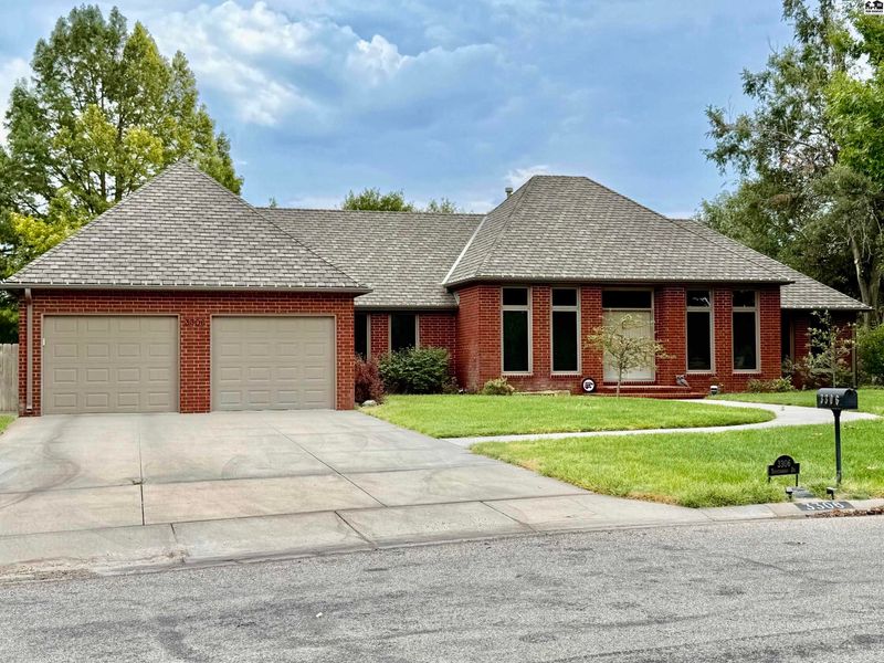 3306 Thunderbird Dr, Hutchinson, KS 67502-9227