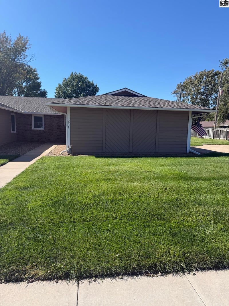 2229 Dover Dr, Hutchinson, KS 67502