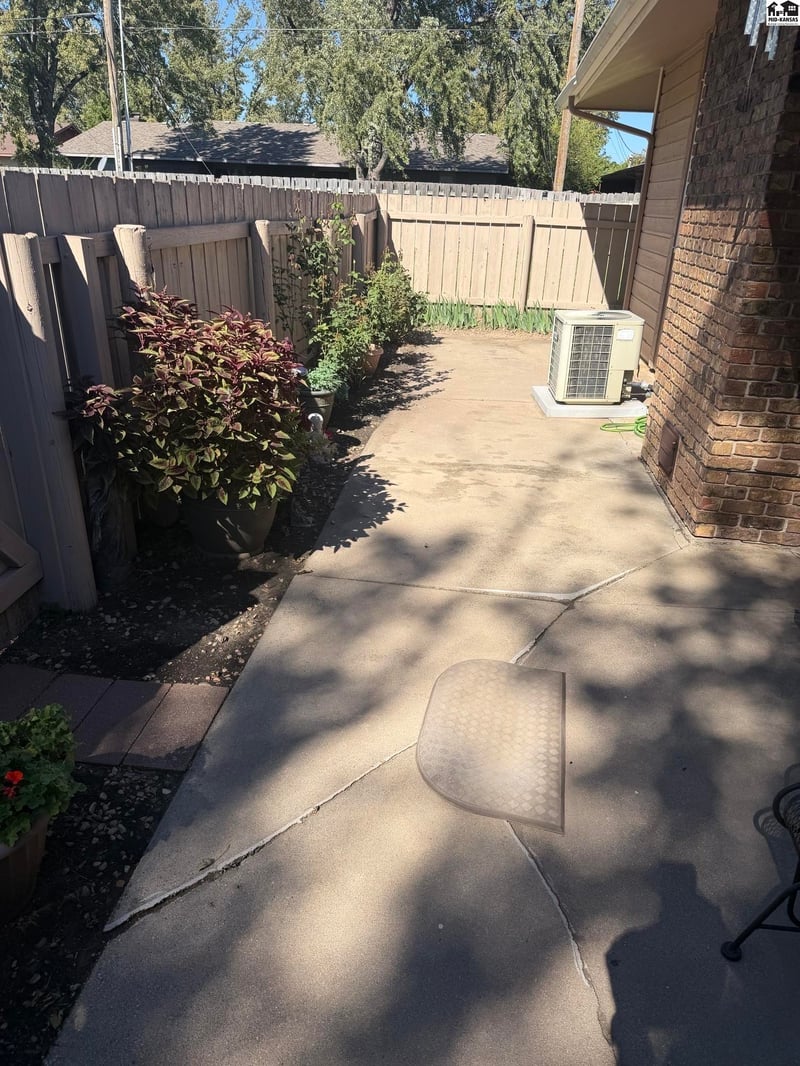 2229 Dover Dr, Hutchinson, KS 67502