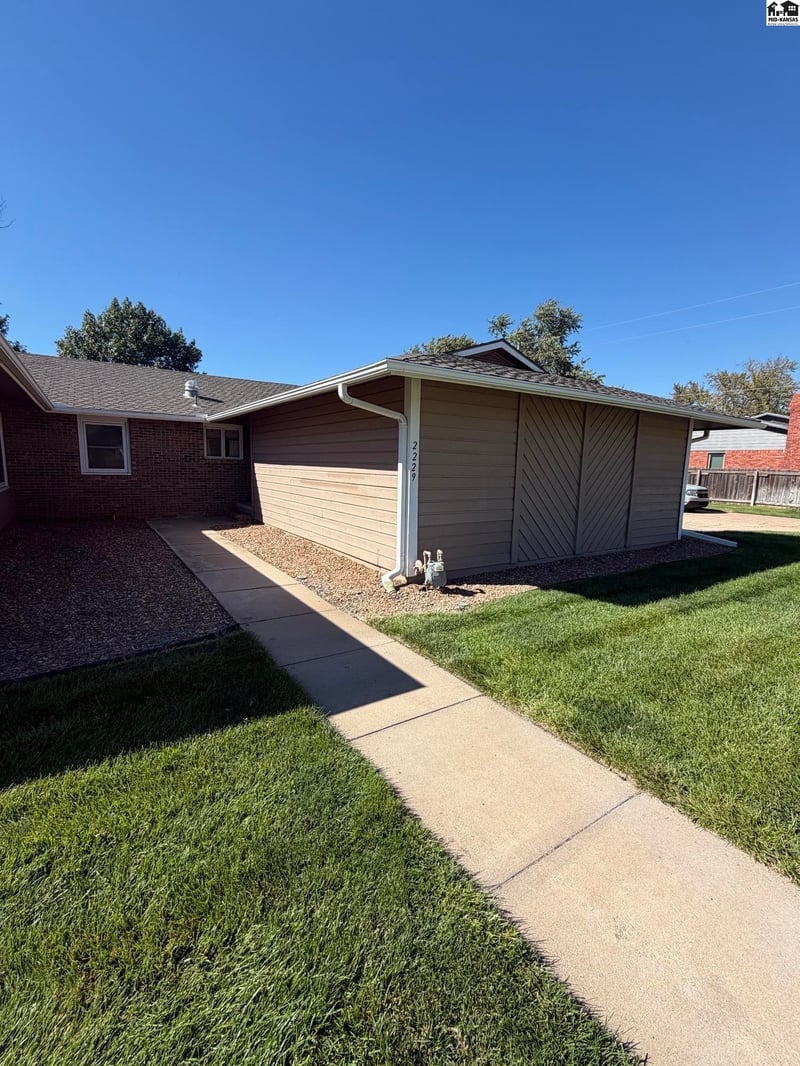 2229 Dover Dr, Hutchinson, KS 67502