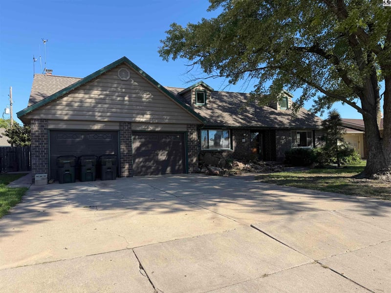 804 Newport Rd, Hutchinson, KS 67502
