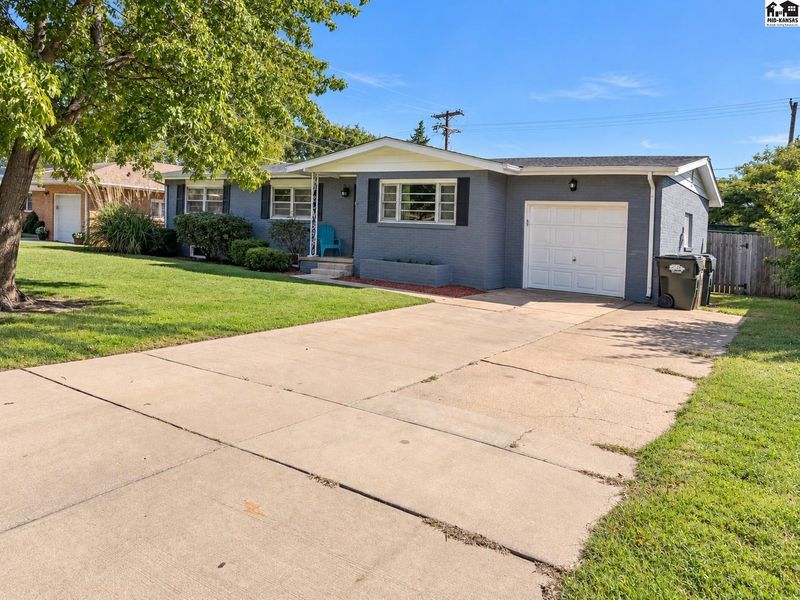 613 Newport Rd, Hutchinson, KS 67502
