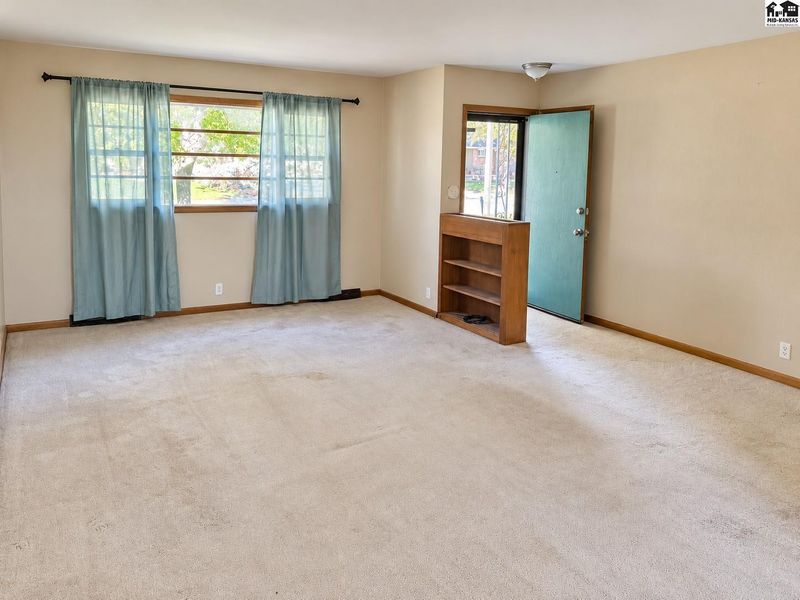613 Newport Rd, Hutchinson, KS 67502